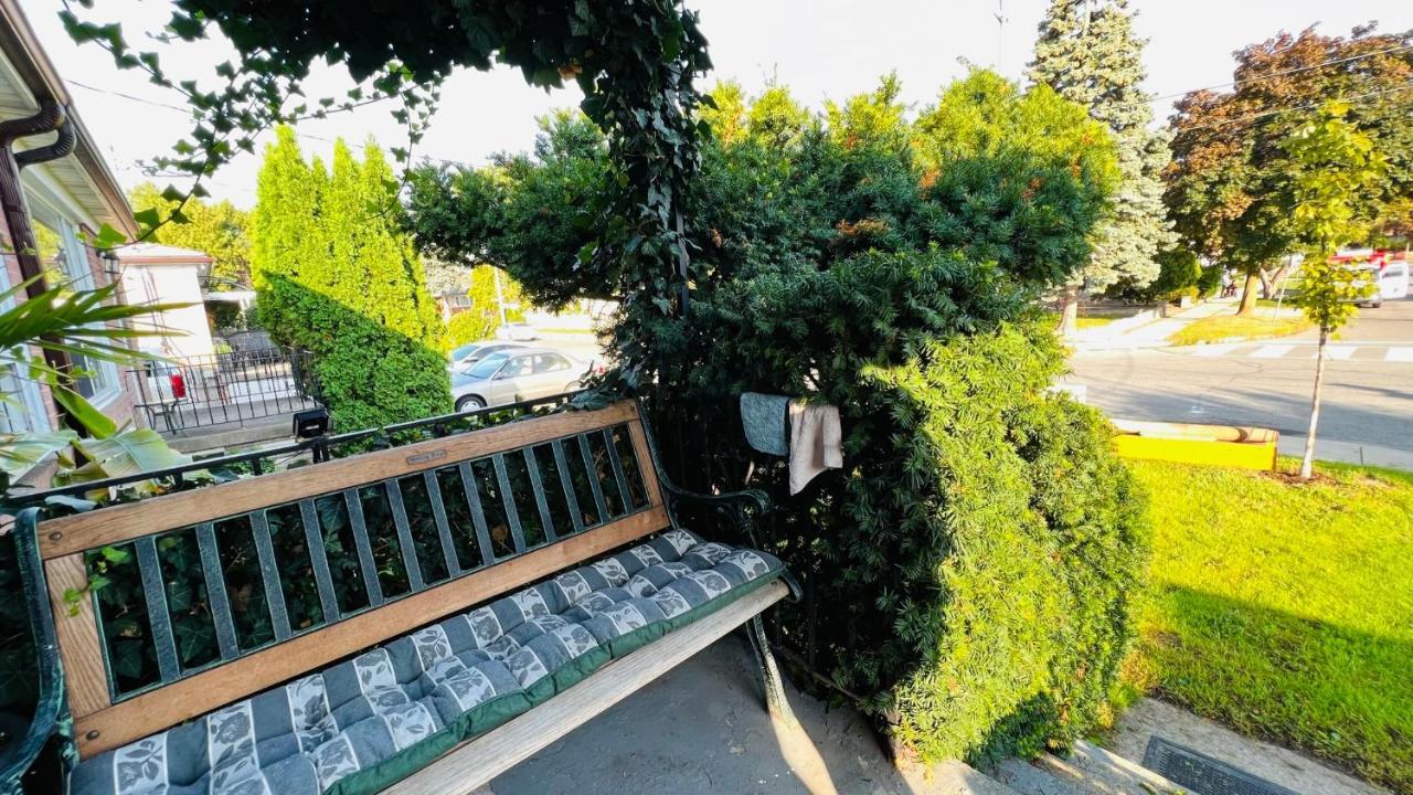 Toronto Bed & Breakfast - Free Parking Buitenkant foto